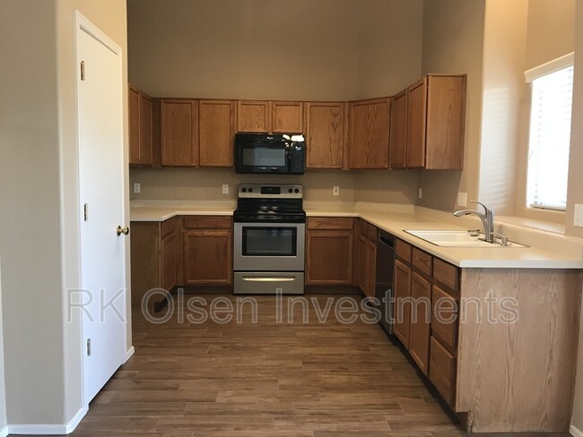 Building Photo - 3920 E Redfield Ct