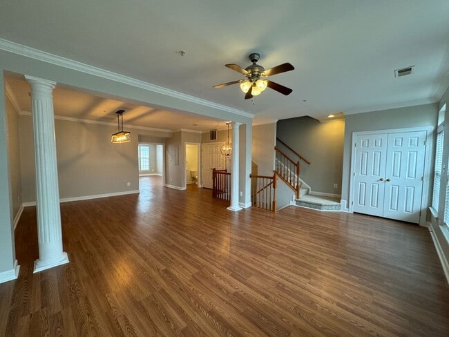 Building Photo - Stunning 3 Bed 2.5 Townhome In Amenity-Ric...