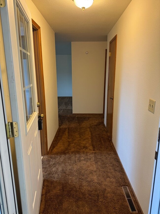 Building Photo - Updated 2 bedroom 1 bathroom house in Eugene!