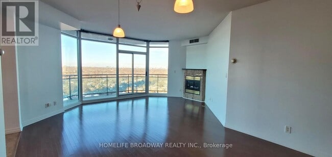 Photo du bâtiment - 300 Bloor St E