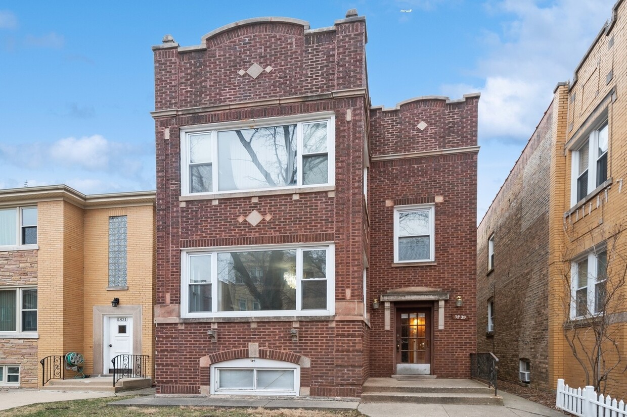 Foto principal - 5829 N Maplewood Ave