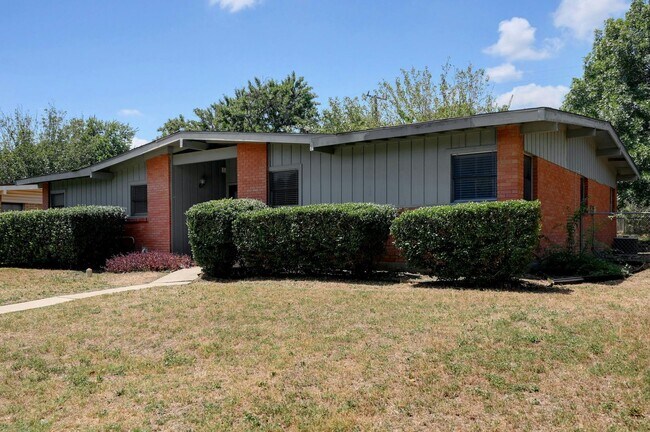 Building Photo - ALAMO HEIGHTS I.S.D. DUPLEX