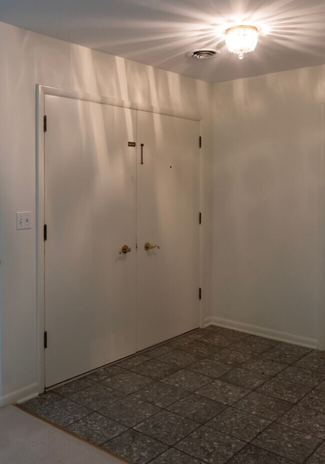 Building Photo - Spacious 3 Bedroom, 2 Bath Home With In-Gr...