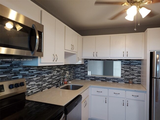 Building Photo - 950 Hillcrest Dr