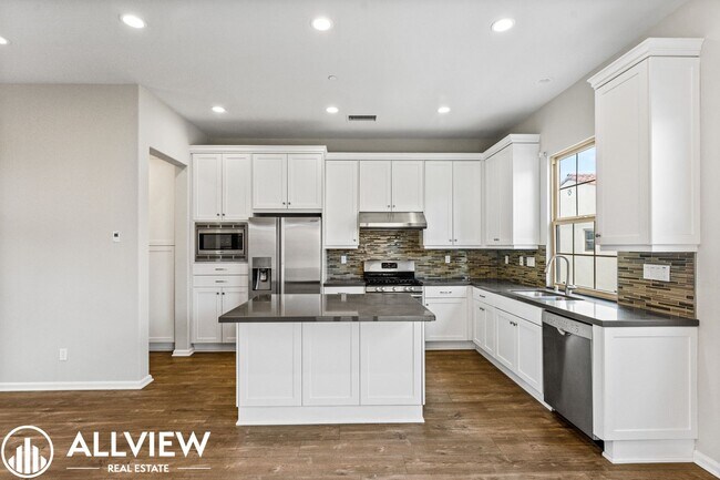 Foto del edificio - Your Next Home Awaits – Beautiful 3-Bedroom Irvine Townhome