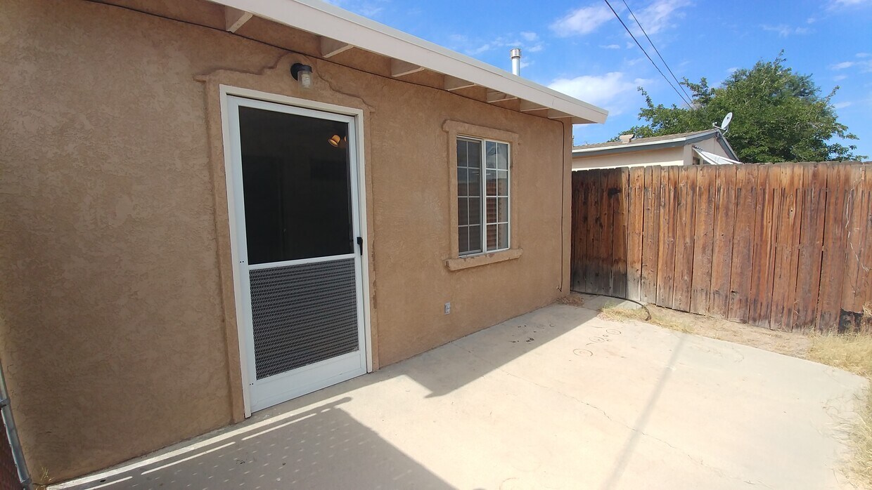 Primary Photo - 421 W Las Flores Ave