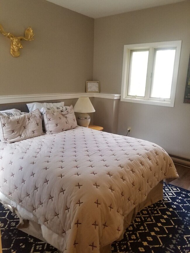 Foto del edificio - $1,800 - 2 Bed, 2 Bath Furnished SUMMER 6 month seasonal available 4/15