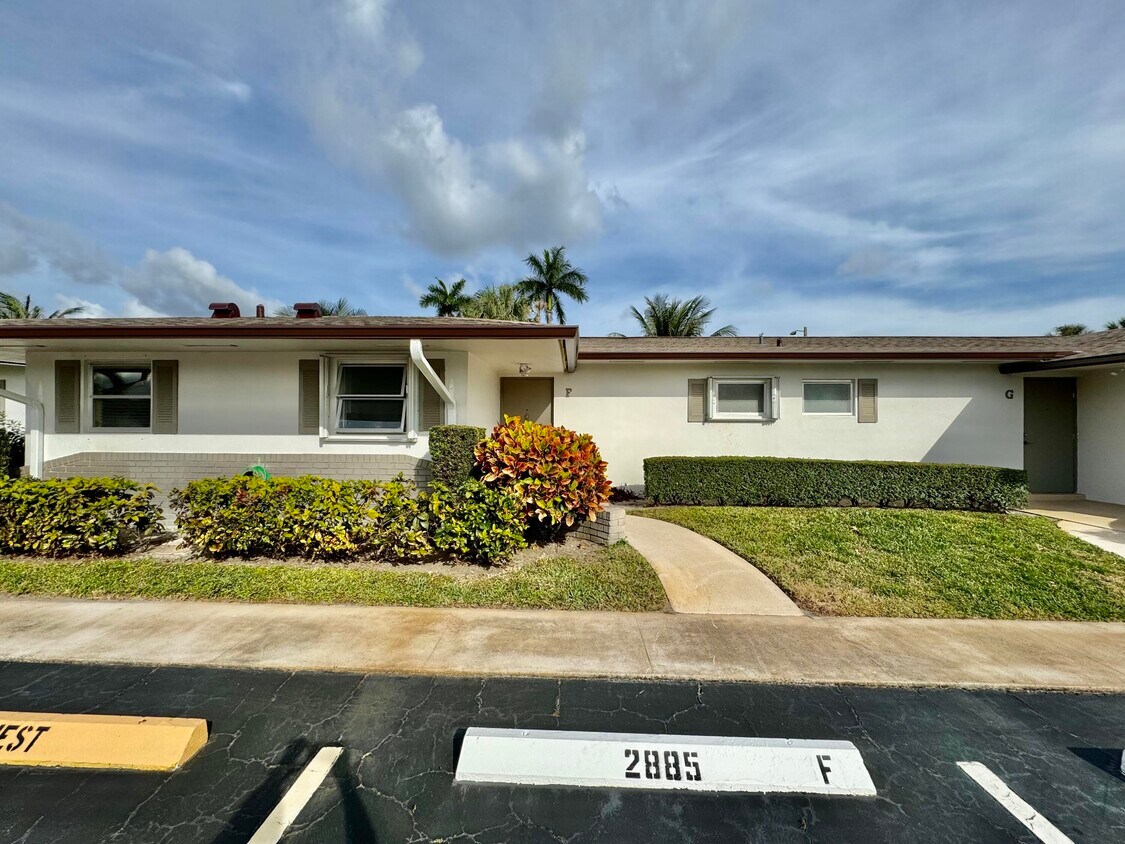 Foto principal - 2885 Crosley Dr E