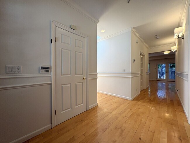 Building Photo - Spacious 3BR + Office | 2,150 SF | 2-Car Garage | Prime Menlo Park