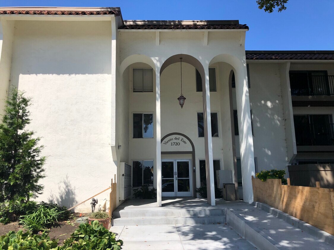 Main Entrecnce - 1720 Halford Ave