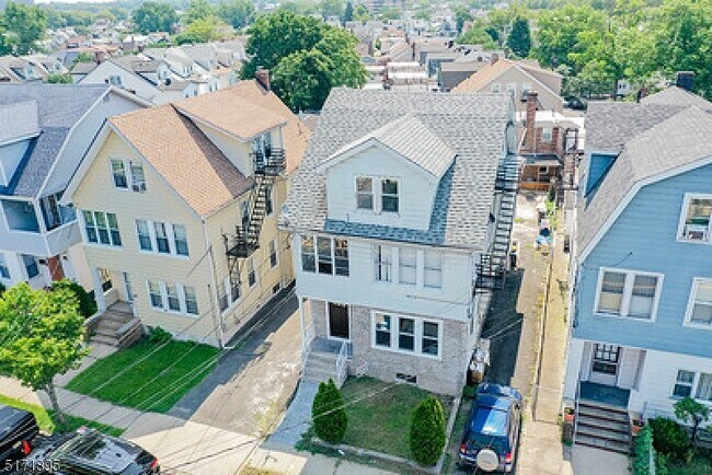 Building Photo - 41 Grove St