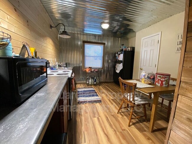 Building Photo - 519 W 8th St