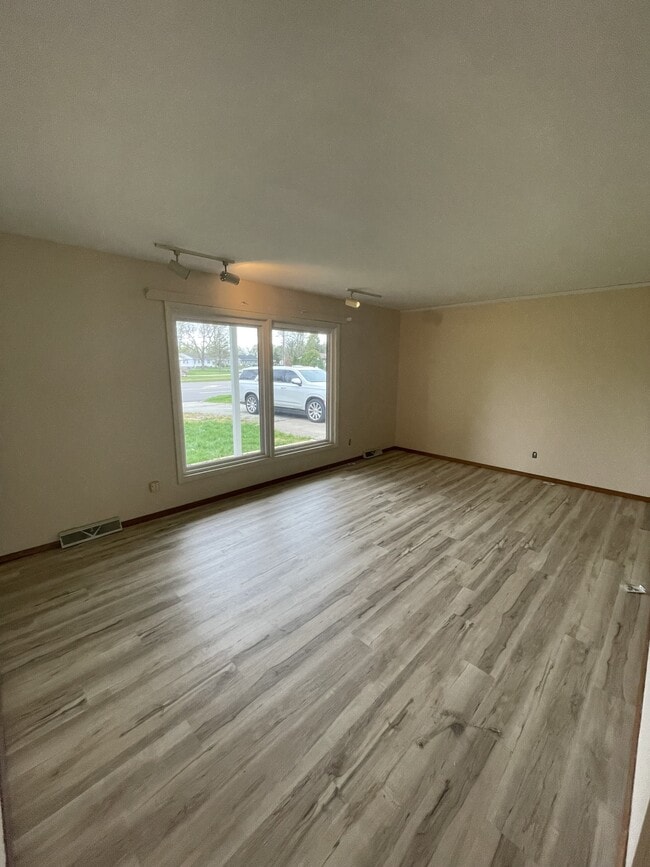 Building Photo - 810 IL-121