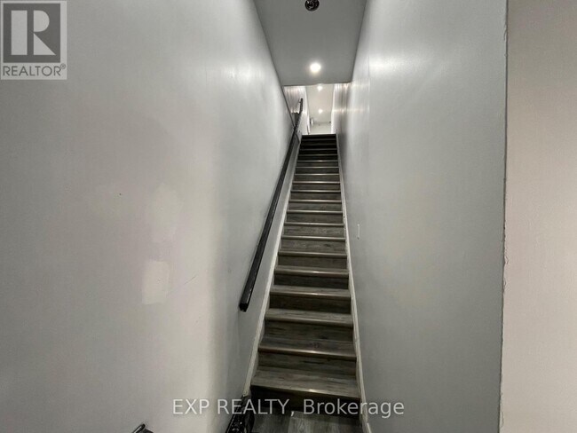 Photo du bâtiment - 259 Lakeshore Rd E