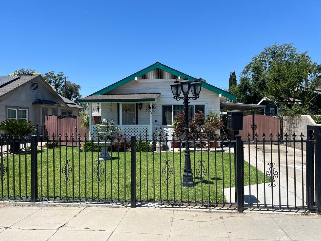 Primary Photo - Oleander area House 4 Bedroom