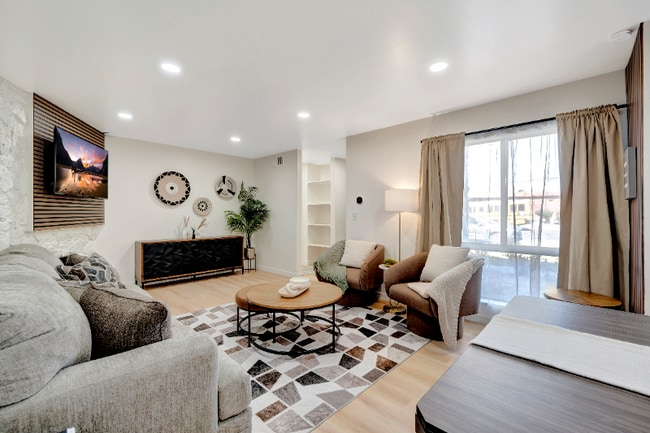 Building Photo - 1676 W Orangewood Ave