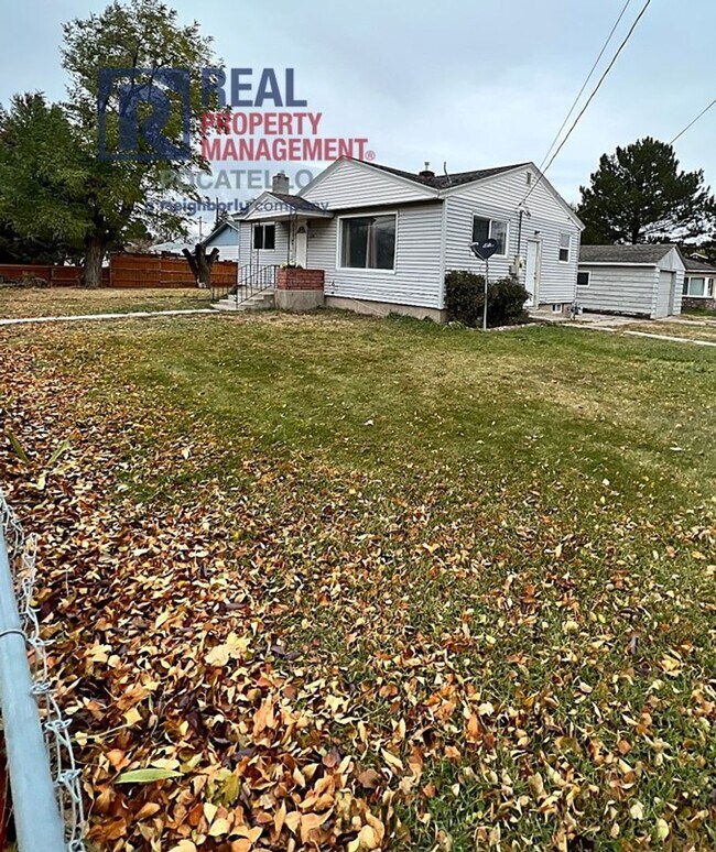 Foto del edificio - 4 bedroom 2 bath - 1 Car Detached Garage - Small dog negotiable