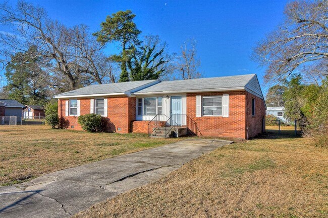 Foto del edificio - 221 Pinehurst Dr