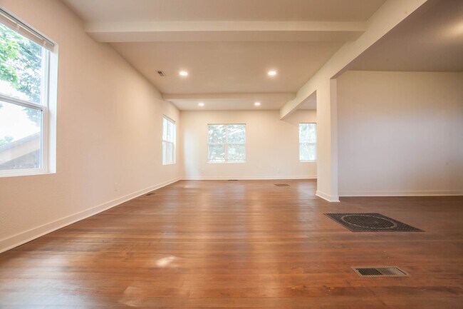 Foto del edificio - 2100 Kenwood Dr