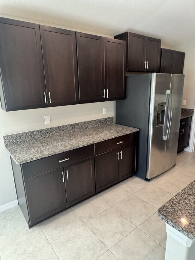 Building Photo - "Spacious 4-Bed Oasis with 2.5 Baths on Ra...