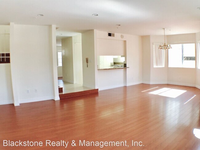 Building Photo - 3 br, 2.5 bath House - 544 W. Doran St Unit 4