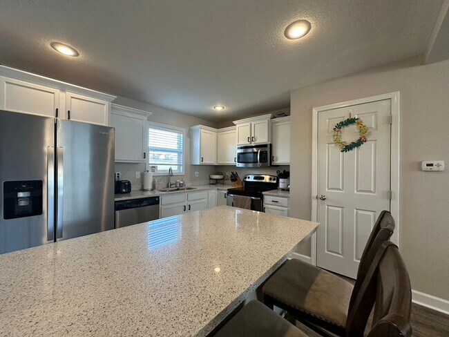 Foto del edificio - HUGE YARD!! 4 Bedroom, 3.5 Bath in Granger