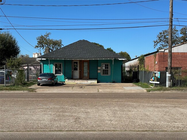 Building Photo - 304 Lockwood Dr