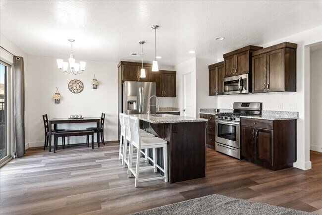 Foto del edificio - "Spacious 4-Bedroom Townhouse Retreat on S...
