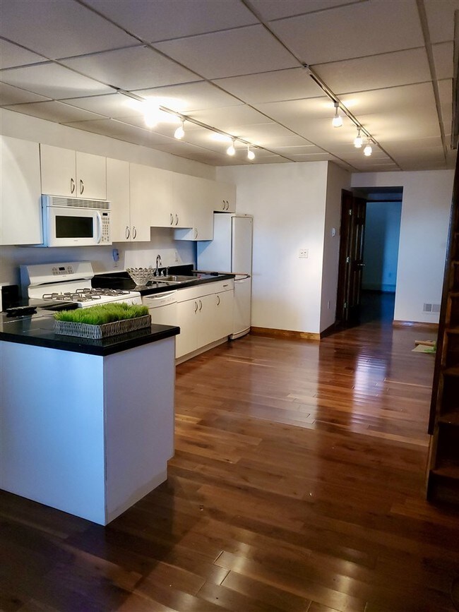 Foto del edificio - 308 Mountain Rd