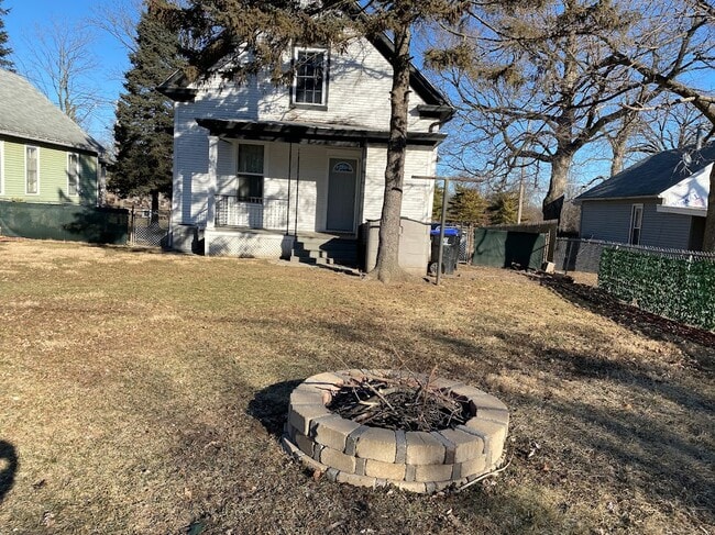 Back Yard fire-pit - 339 E Lincoln St