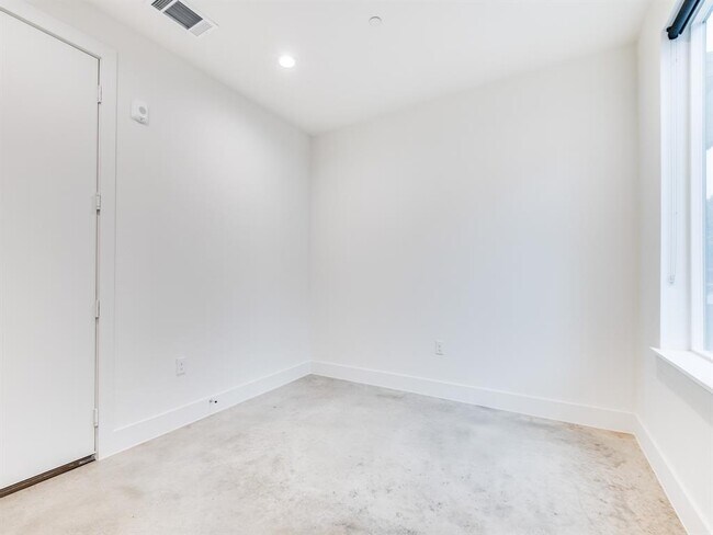 Building Photo - 4426 Cabell Dr