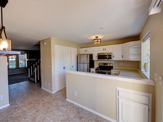 Building Photo - 6814 Ravencrest Dr