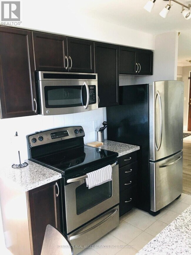 Building Photo - 4900 Glen Erin Dr