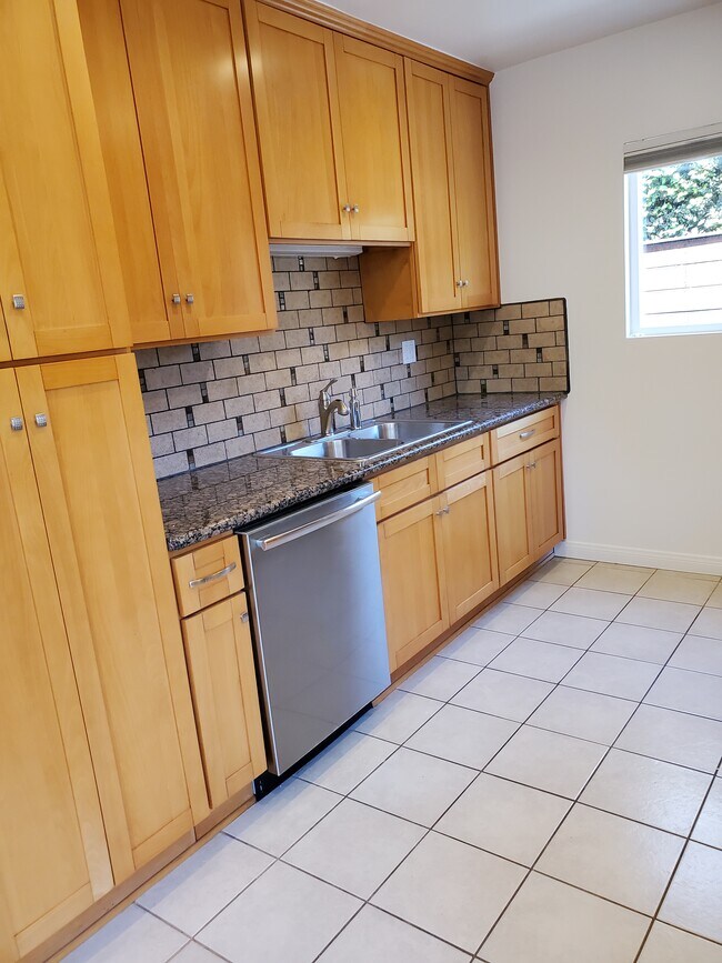 Cocina - 519 Raymond Ave
