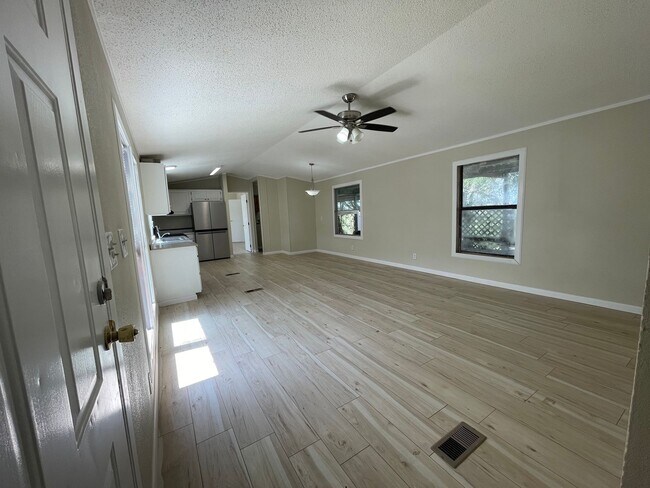Foto del edificio - NEW ON MARKET, PRICE DROP!