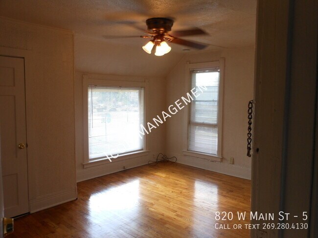 Foto del edificio - 820 W Main St