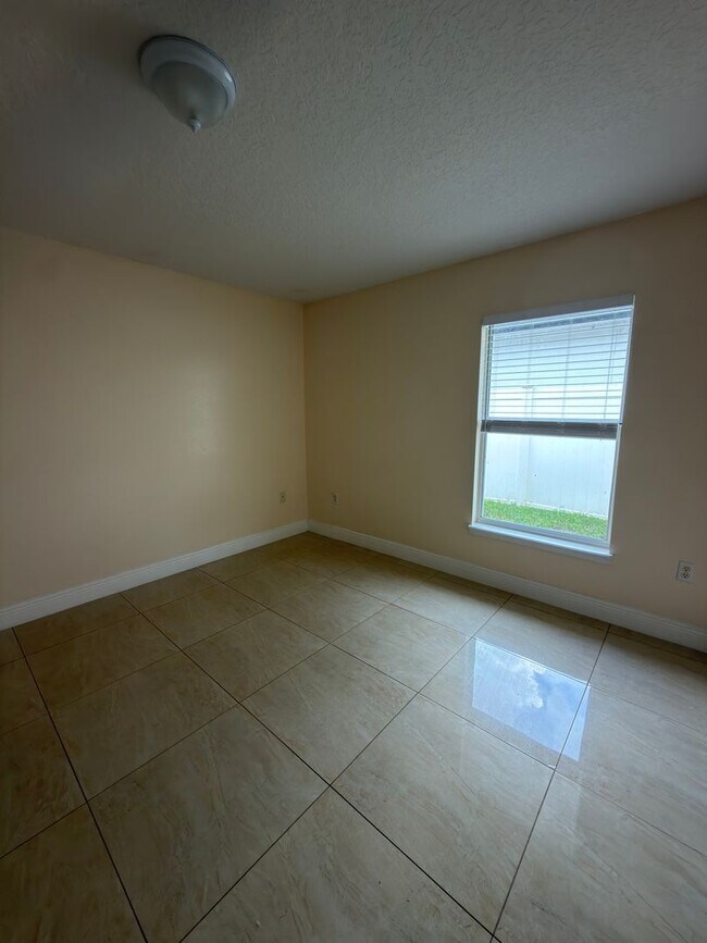 Foto del edificio - 1376 Shelter Rock Rd