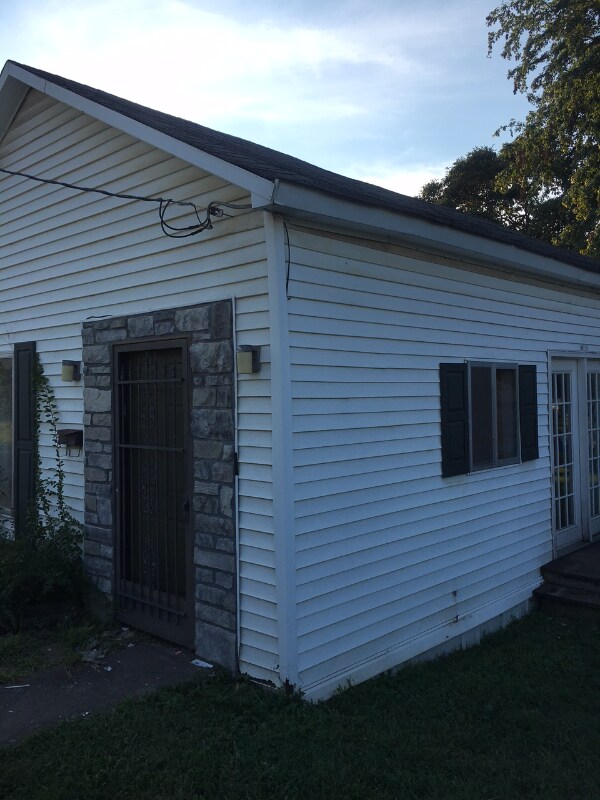 Primary Photo - 811 E Main St