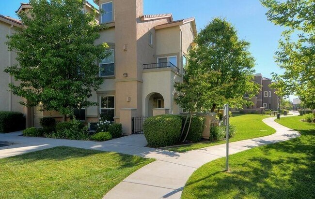 Foto del edificio - 2 Bed | 2 Bath | 1375 SF | Private 2 Garage | Loft Style Condominium | Owner pays WS&G