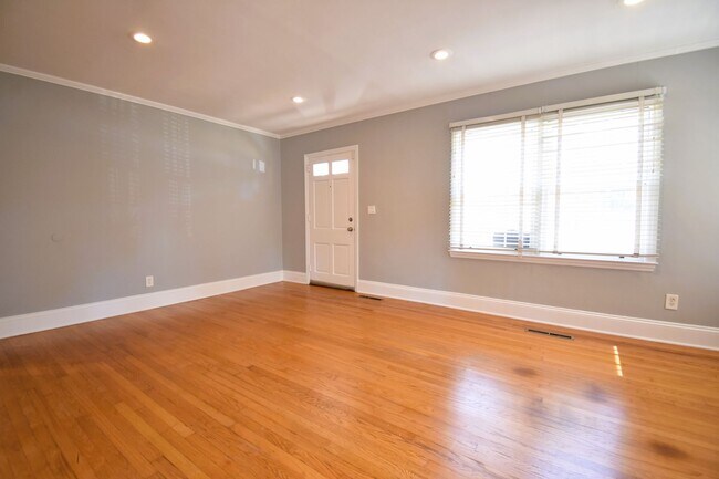 Building Photo - Coming Soon: 3 Bedroom 2 Bathroom- Near Do...