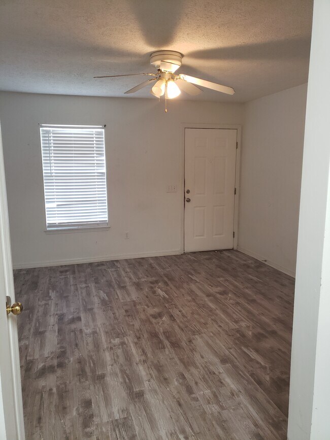 Foto del edificio - 938 Bob Little Rd