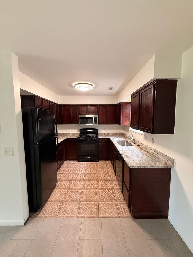 Foto del edificio - Prime Beaufort Location – 3BR/2BA | No HOA | Fenced Yard