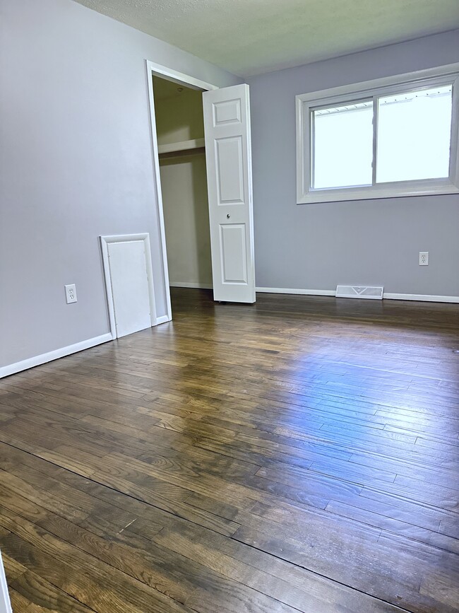 Bedroom 2 with walk-in closet - 511 Harris St