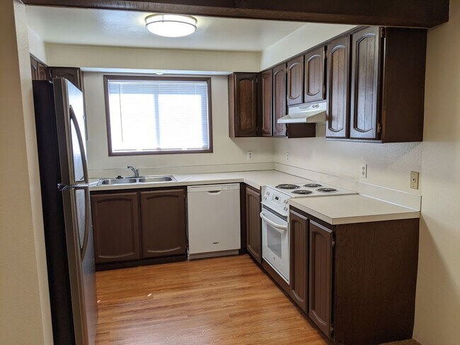 Building Photo - Great 2 bed/1 bath condo near Eugene Count...