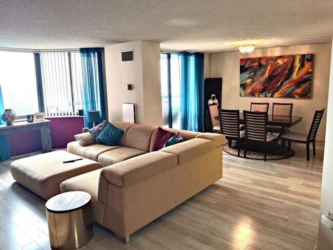 Foto del edificio - 724 Harmon Cove Tower