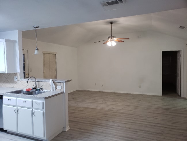 Building Photo - 1121 Dixon Cir