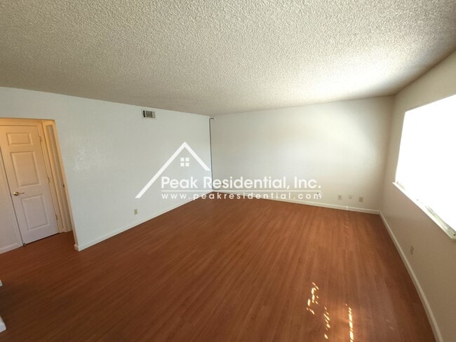 Building Photo - Cute 2bd/1ba Fourplex with Garage near Wat...