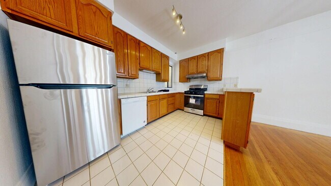 Building Photo - Outer Richmond | Spacious 3BR/2BA Flat