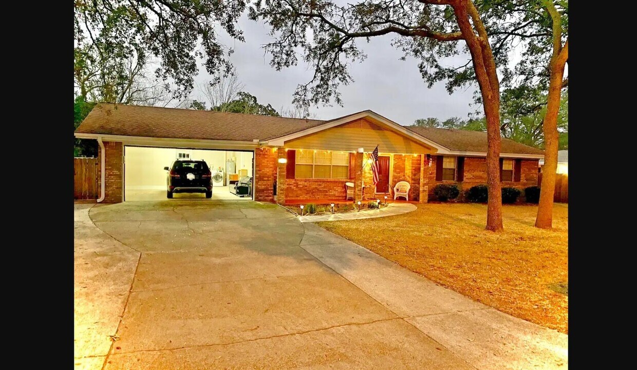 Primary Photo - 223 Lincoln Dr NW