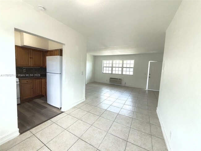Building Photo - 1241 Normandy Dr